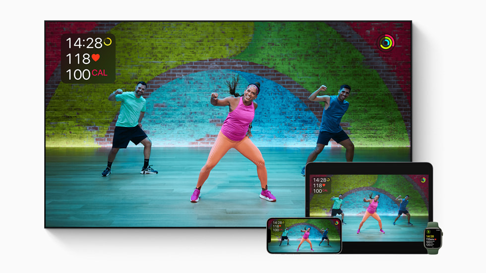 Se muestra en tres dispositivos a los entrenadores de Apple Fitness+ que guían a los suscriptores en un entrenamiento de Baile.
