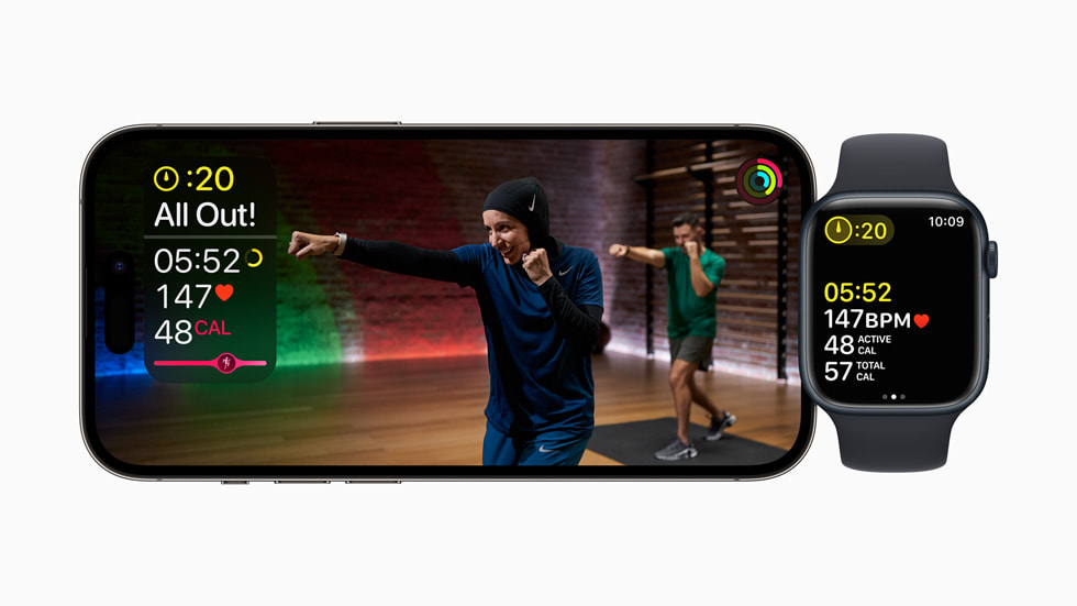 El entrenamiento de kickboxing de Apple Fitness+ en un iPhone y un Apple Watch.