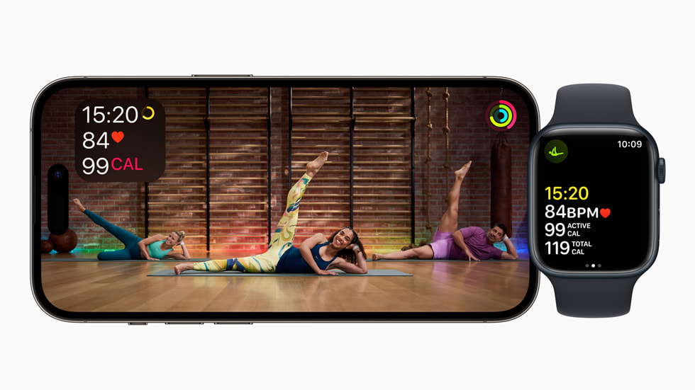 iPhone 14 Pro và Apple Watch hiển thị bài tập Pilates với hình ảnh huấn luyện viên Marimba Gold-Watts và ánh sáng đặc biệt để tôn vinh tháng Tự Hào.