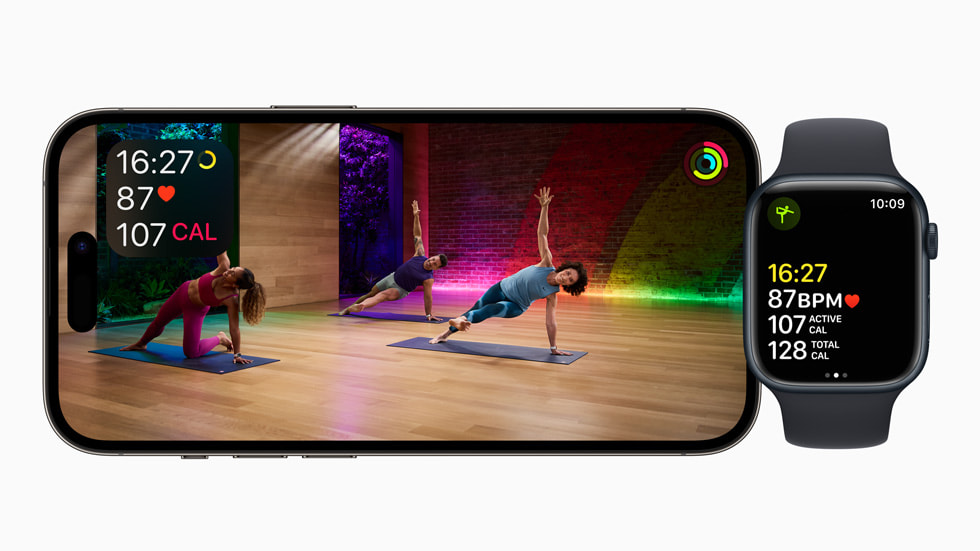 Trening jogi z instruktorką Molly Fox i ze specjalnym oświetleniem nawiązującym do barw Pride pokazany na iPhonie 14 Pro i Apple Watch.