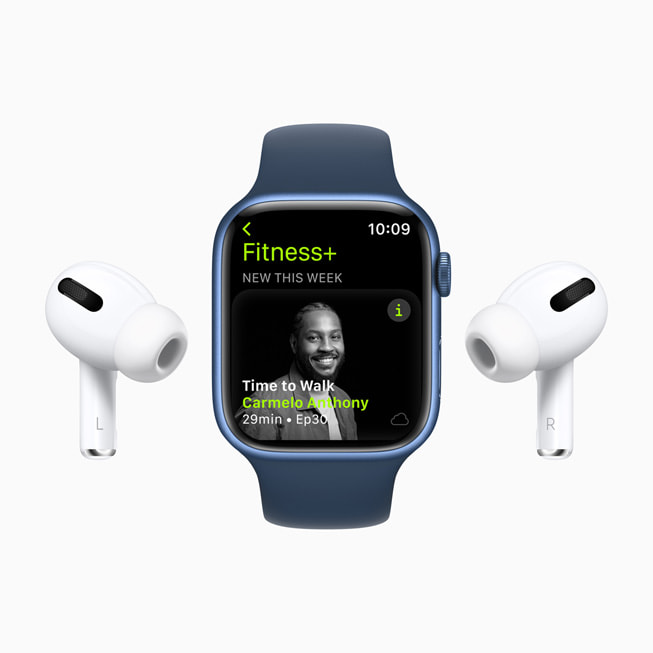 카멜로 앤서니가 등장하는 Fitness+의 걷기 시간 에피소드를 보여주는 Apple Watch Series 7.