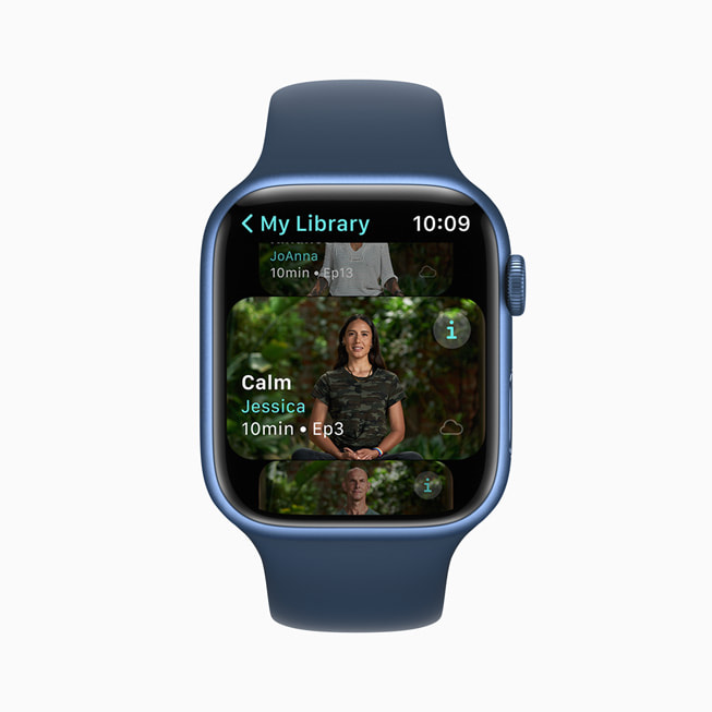 Jessica, instruktorka Apple Fitness+, podczas Medytacji prowadzonej pokazanej na zegarku Apple Watch Series 7.