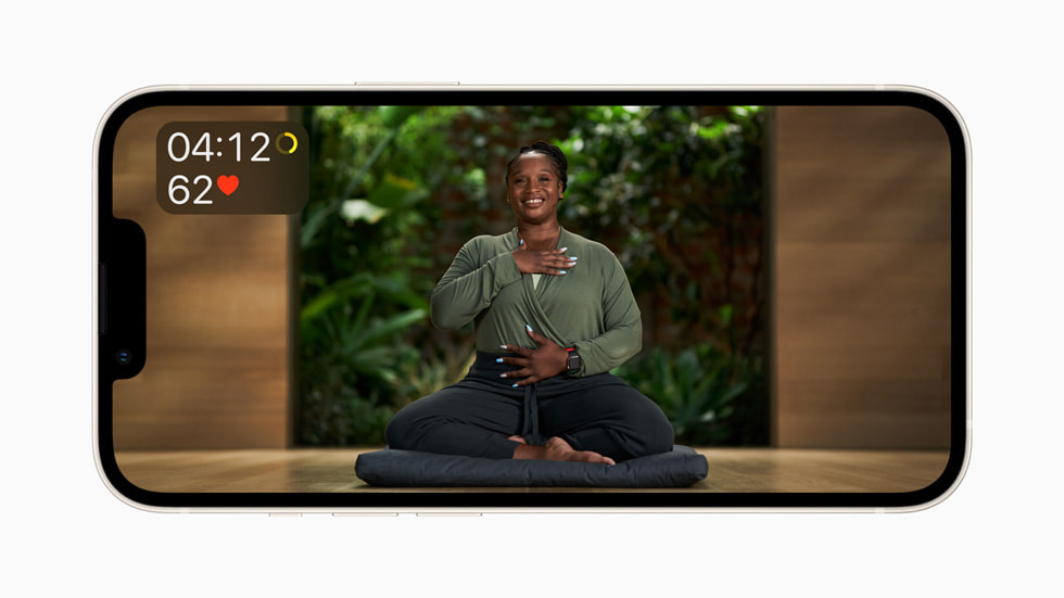 Un entrenador de Apple Fitness+ dirige una sesión de Meditación Guiada.