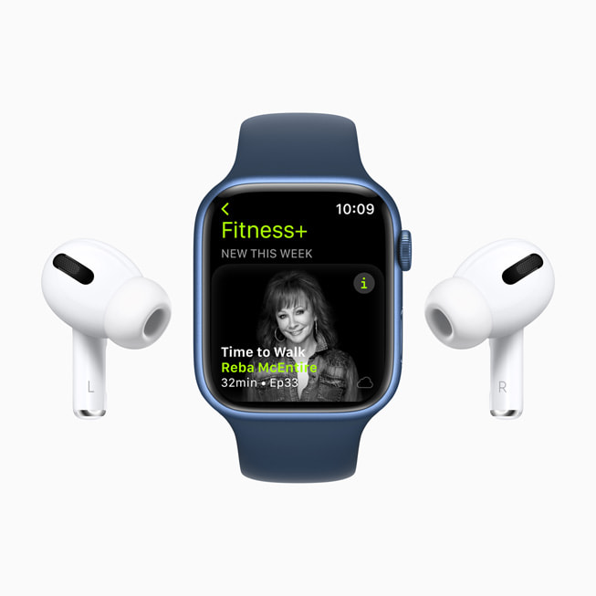 Ekran Apple Watch Series 7 pokazujący odcinek serii Czas na spacer w usłudze Fitness+, w którym występuje Reba McEntire.