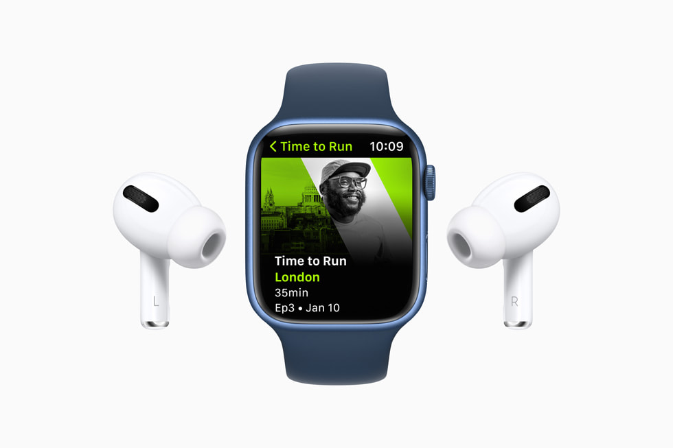 Подборка «Пробежка» в Fitness+ открыта на Apple Watch Series 7, лежащих между наушников AirPods Pro.