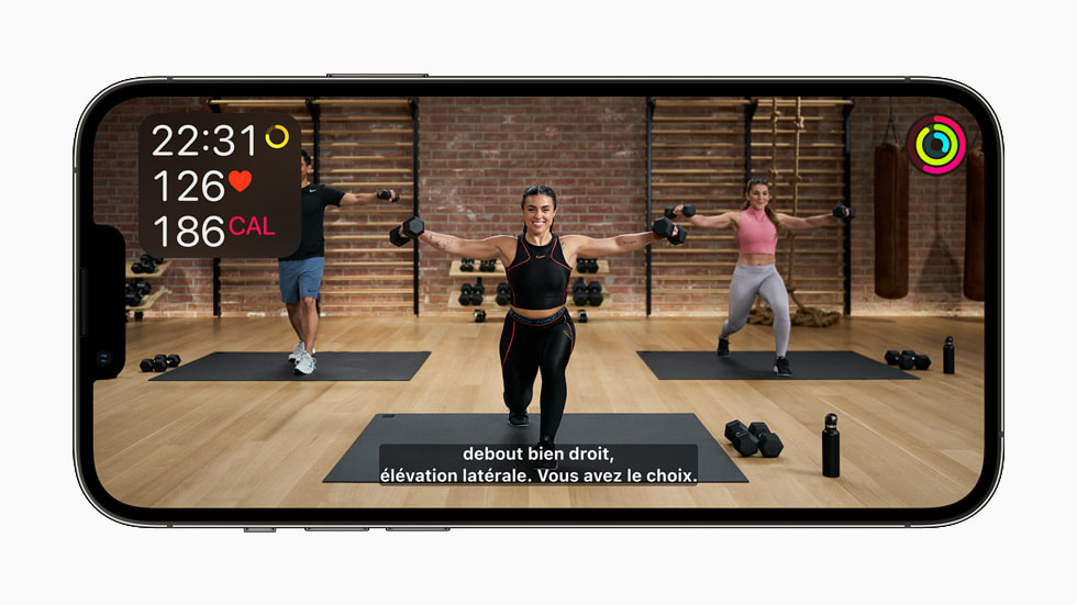 Sous-titres en français dans un entraînement Fitness+ affiché sur un iPhone 13 Pro.
