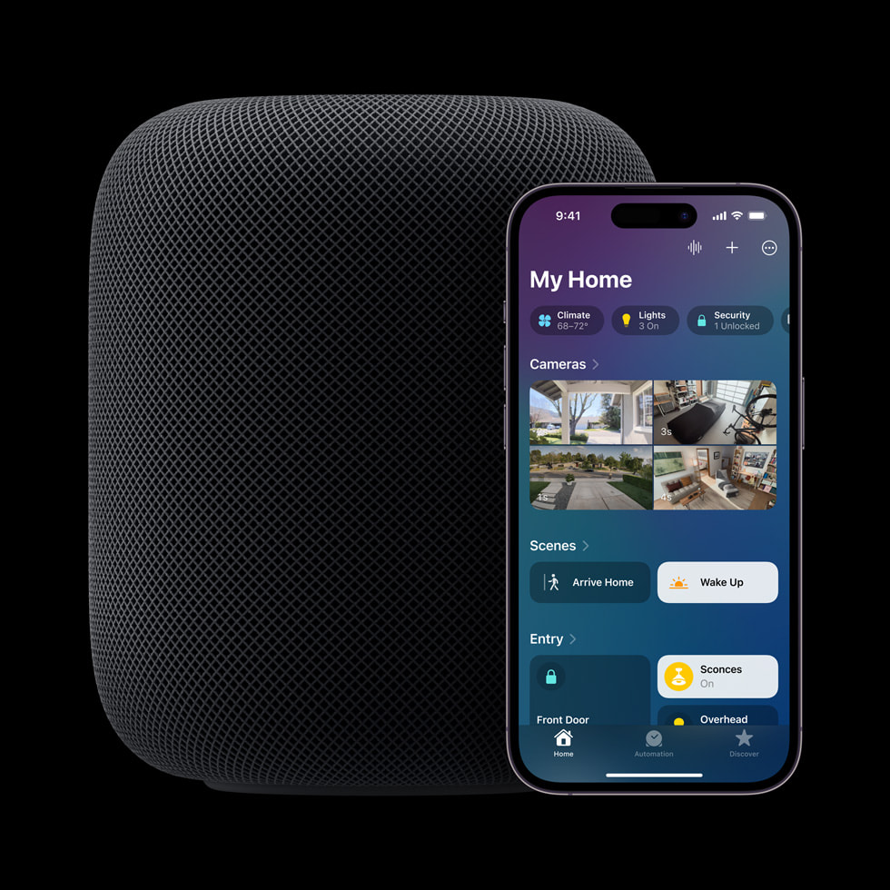 Một người dùng cầm iPhone bên trên HomePod (thế hệ thứ 2).