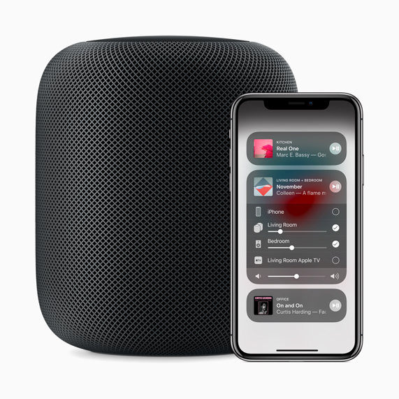 El parlante HomePod y el iPhone X exhibiendo el Centro de Control.