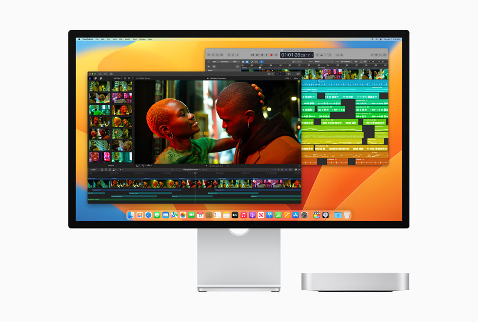在配備 M2 的 Mac mini 顯示處理影片的工作流程。