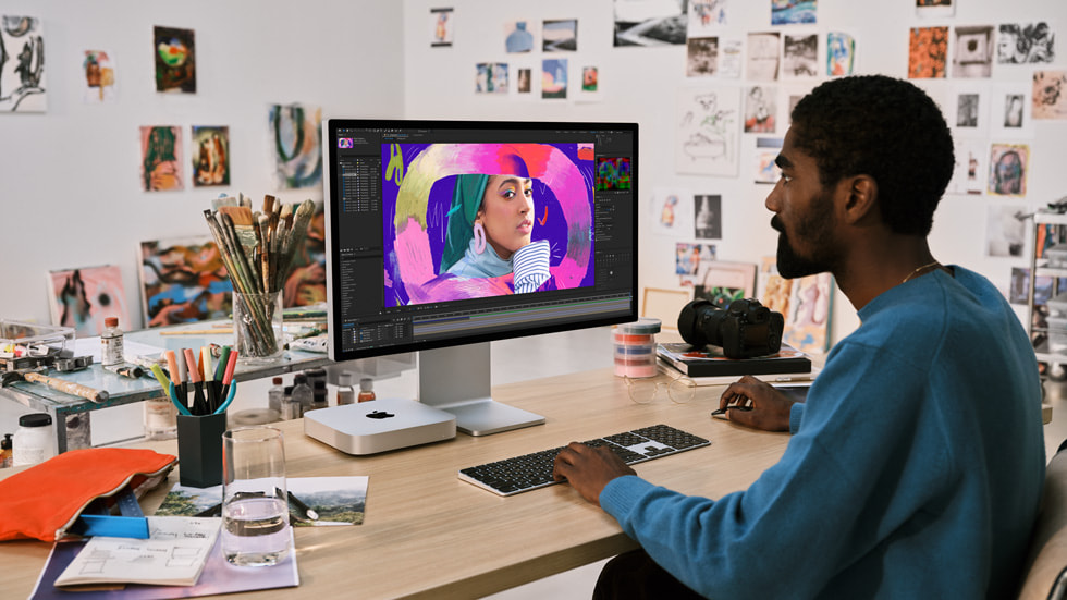 En bruger ses bruge Mac mini på sit hjemmekontor.