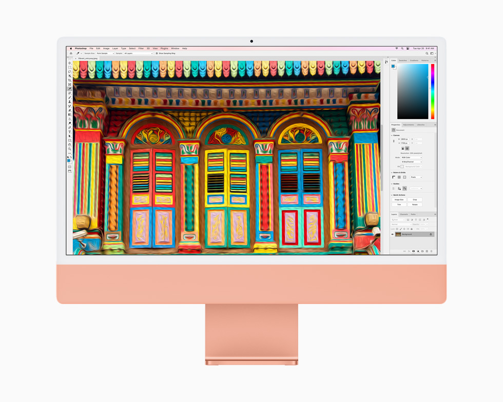 L’écran d’un iMac orange affichant une image retouchée dans Photoshop.