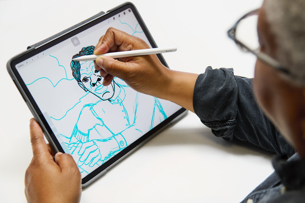 A artista Ajuan Mance desenha no iPad com o Apple Pencil.