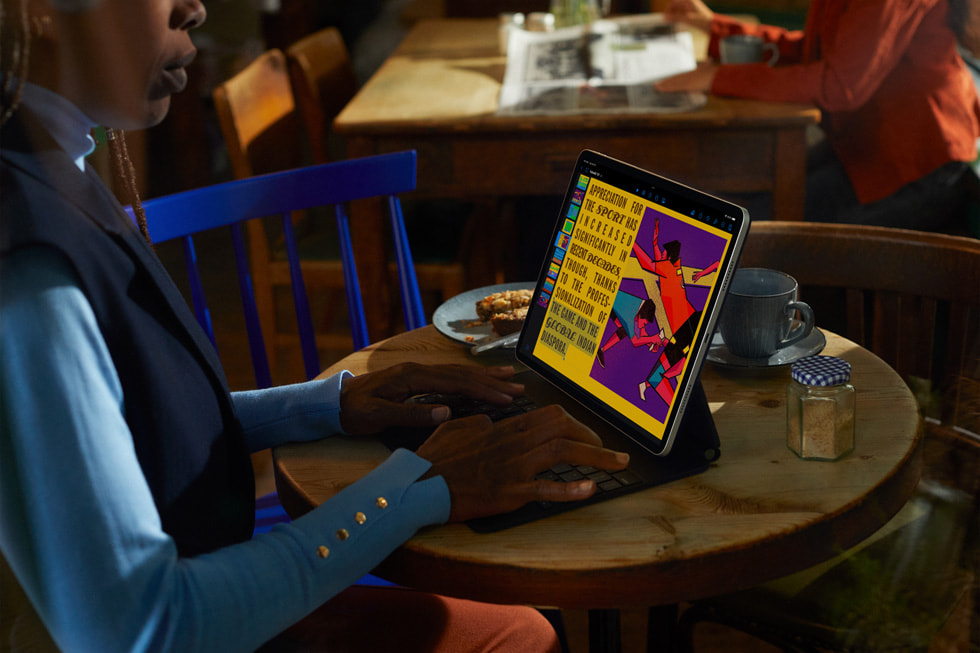 Imagen de una mujer usando un iPad Pro con Smart Keyboard Folio.