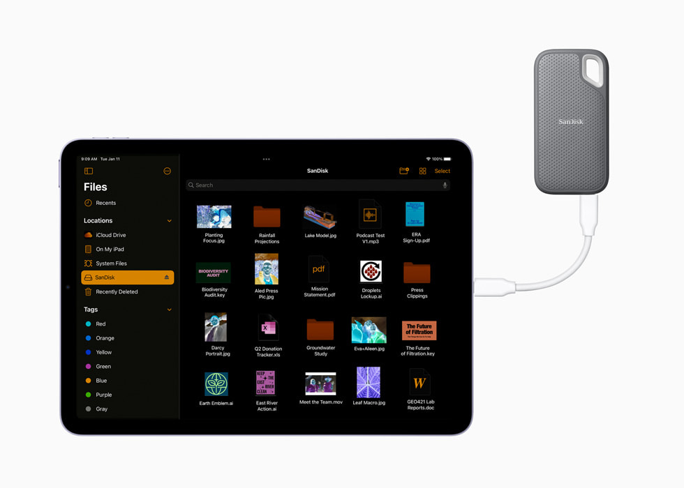 ไดรฟ์จัดเก็บข้อมูลภายนอกที่เชื่อมต่อกับ iPad Air ผ่านพอร์ต USB-C 