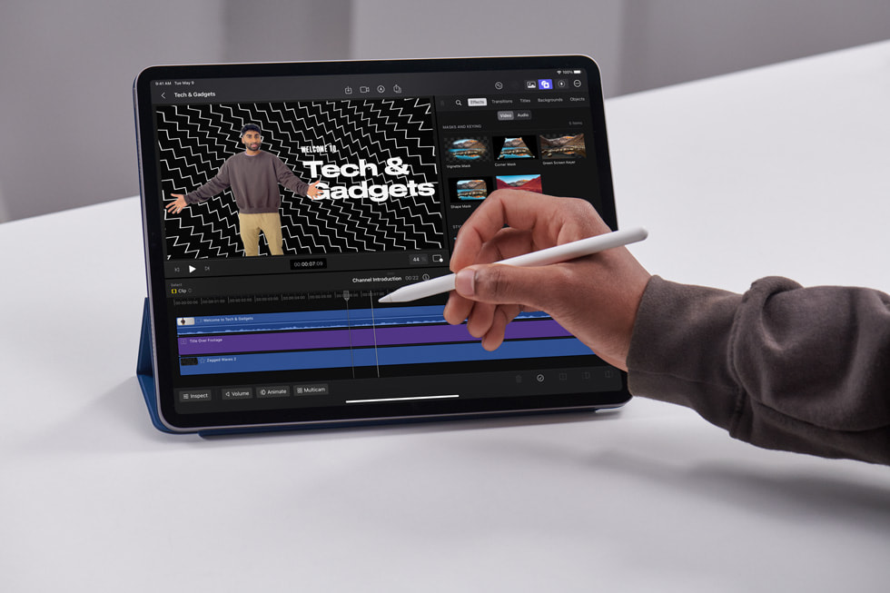 บุคคลหนึ่งกำลังใช้ Apple Pencil กับ Final Cut Pro บน iPad