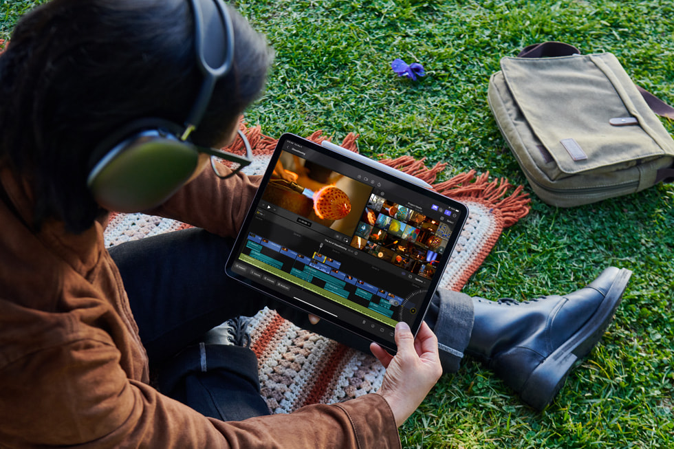 Una persona dibuja con Final Cut Pro para el iPad al aire libre.