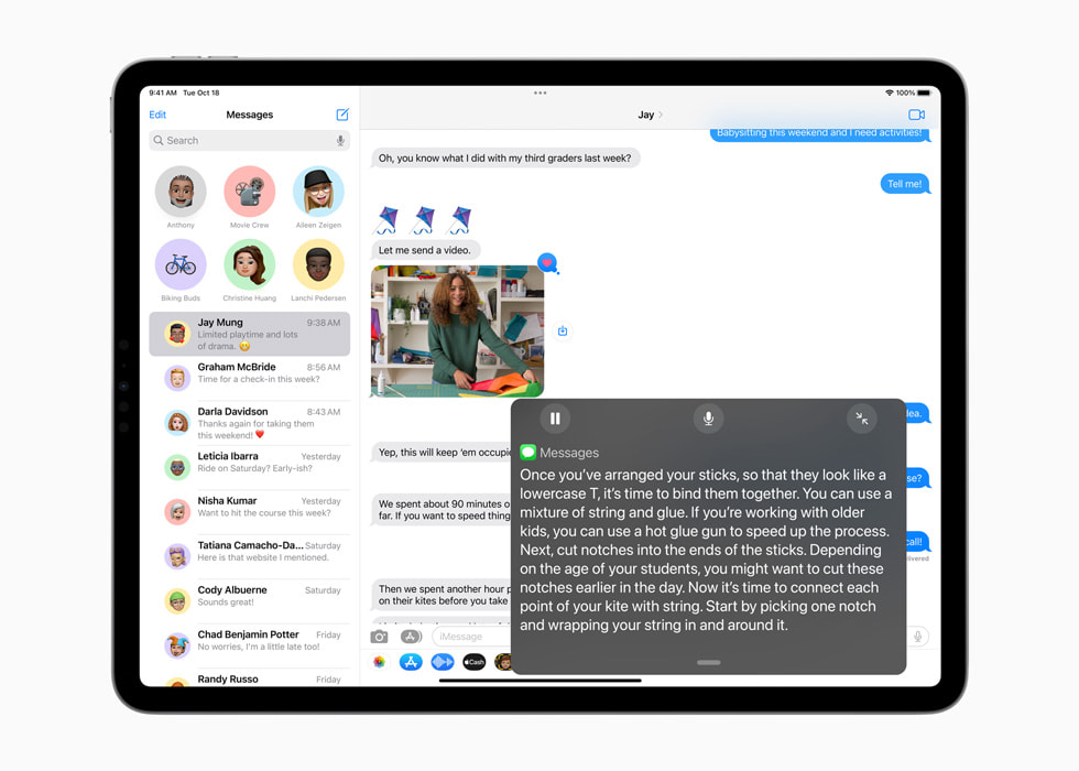 Using Live Captions in Messages in iPadOS 16 on the new 12.9-inch iPad Pro.