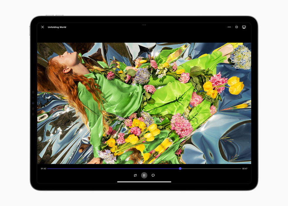 Frame.io using Reference Mode in iPadOS 16 on the new 12.9-inch iPad Pro.