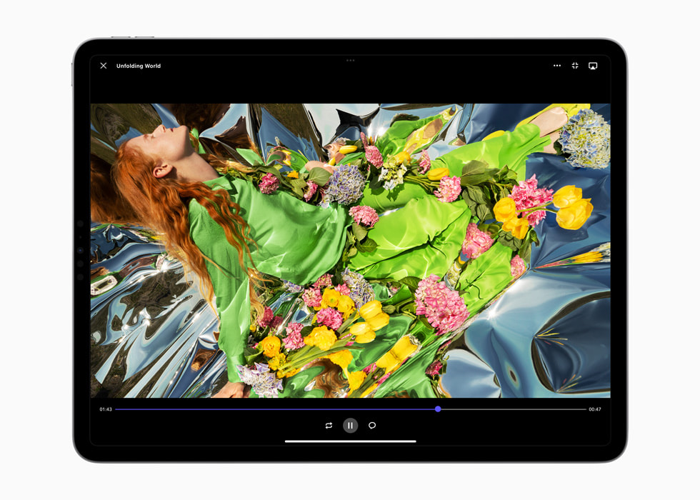 《Frame.io》使用 iPadOS 16 的「參照模式」，展示於新款 12.9 吋 iPad Pro 上。