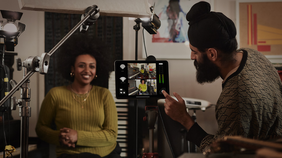 Toma de vida cotidiana en el iPad Pro en un estudio.