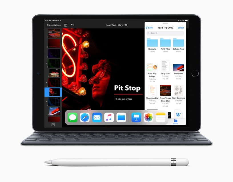 iPad Air 搭配聰穎鍵盤與 Apple Pencil。