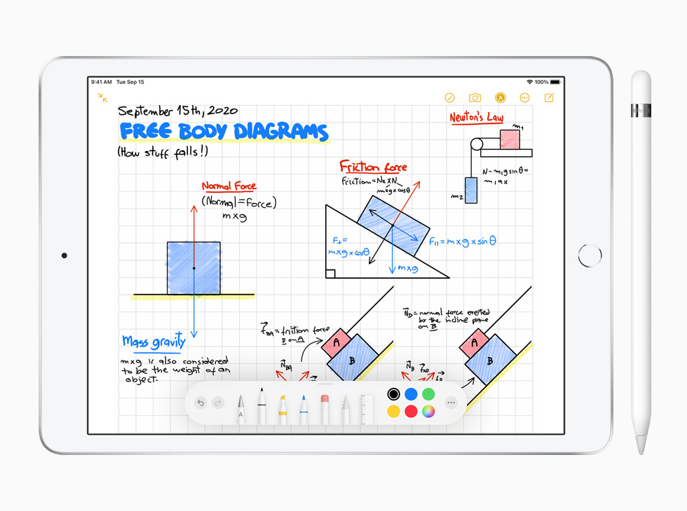  جهاز iPad (الجيل الثامن) الجديد مع Apple Pencil يعرض تطبيق الملاحظات.