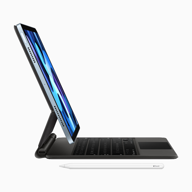 Eine Profilansicht von iPad Air, Magic Keyboard mit integriertem Trackpad und Apple Pencil.