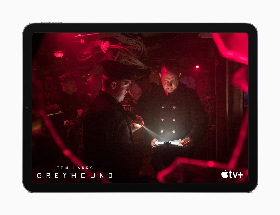 جهاز iPad Air معروض عليه فيلم ”Greyhound“ من Apple TV+.