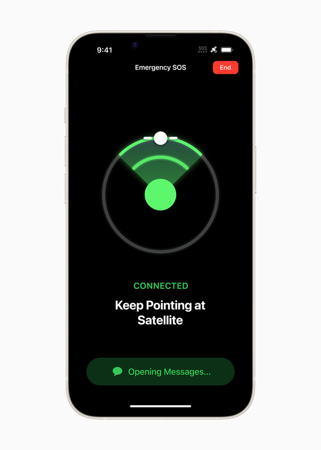 Het scherm van SOS-noodmelding op iPhone, waarbij wordt aangegeven hoe je de telefoon moet richten om verbinding te maken met een satelliet.