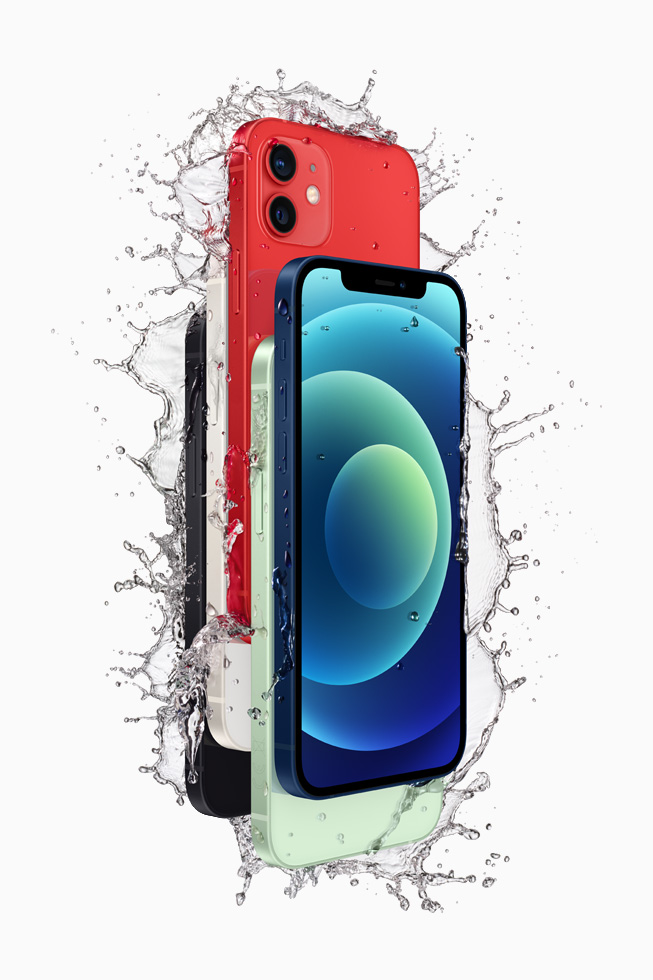 Das iPhone 12 in Schwarz, Weiß, Rot, Grün und Blau weist Wasser ab.