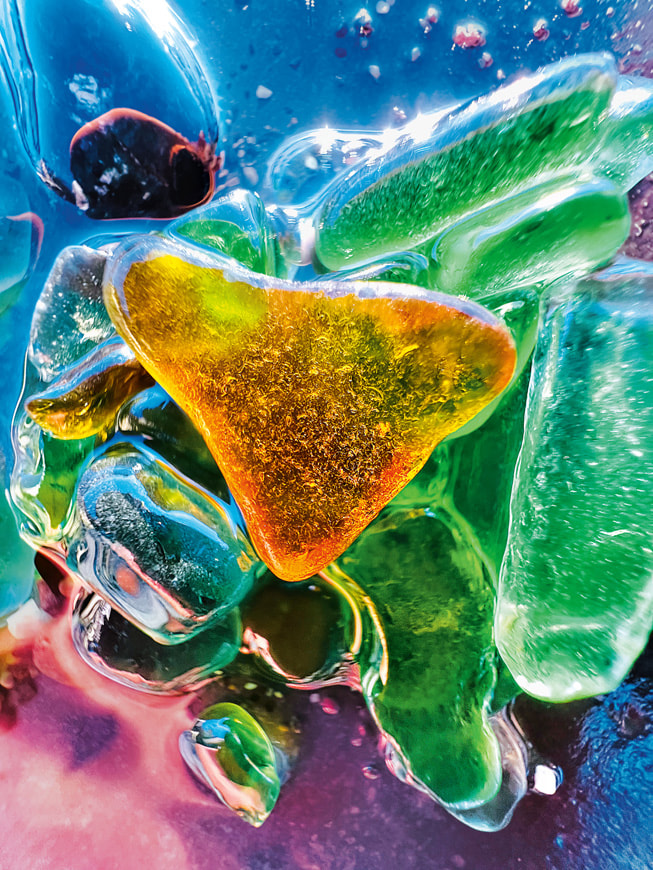 La fotografía macro ganadora de Guido Cassanelli tomada con el iPhone 13 Pro muestra coloridos fragmentos de vidrio marino en una playa italiana.