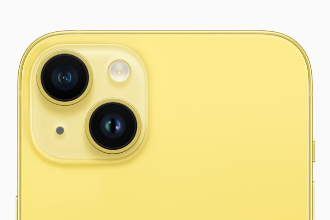 Dubbelkamerasystemet på baksidan av en gul iPhone visas.