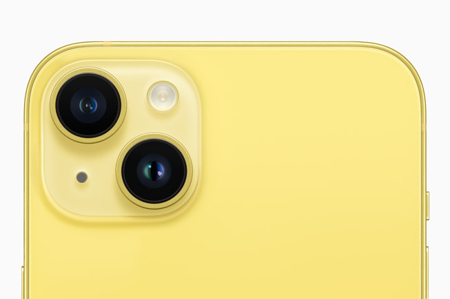 Il sistema a doppia fotocamera sul retro di un iPhone giallo.