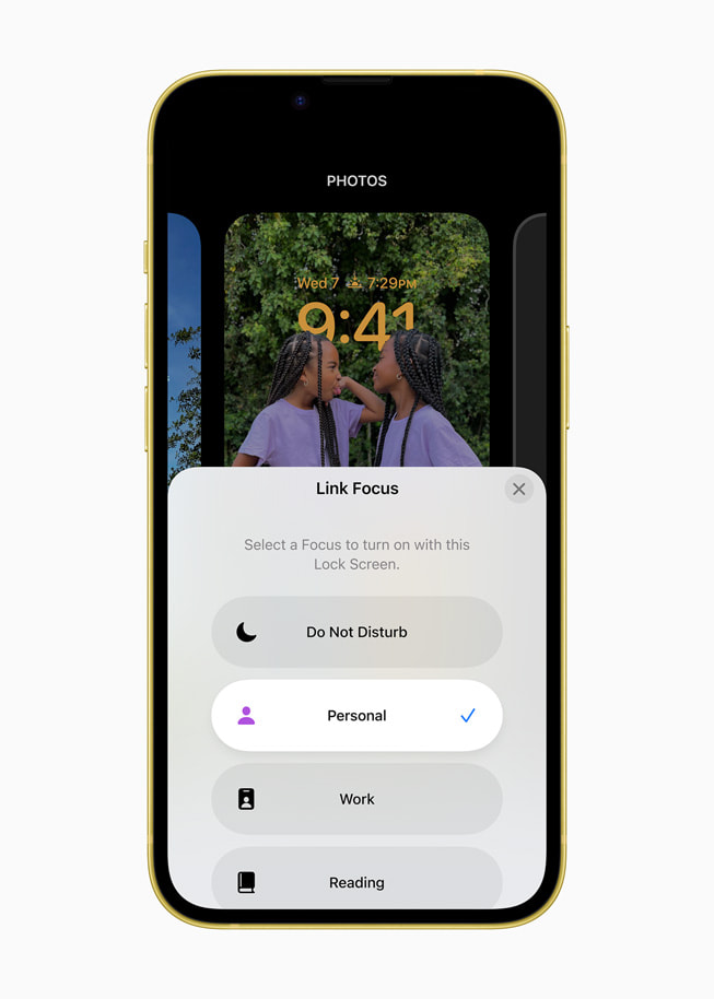 A user is prompted to select a Focus for their Lock Screen.