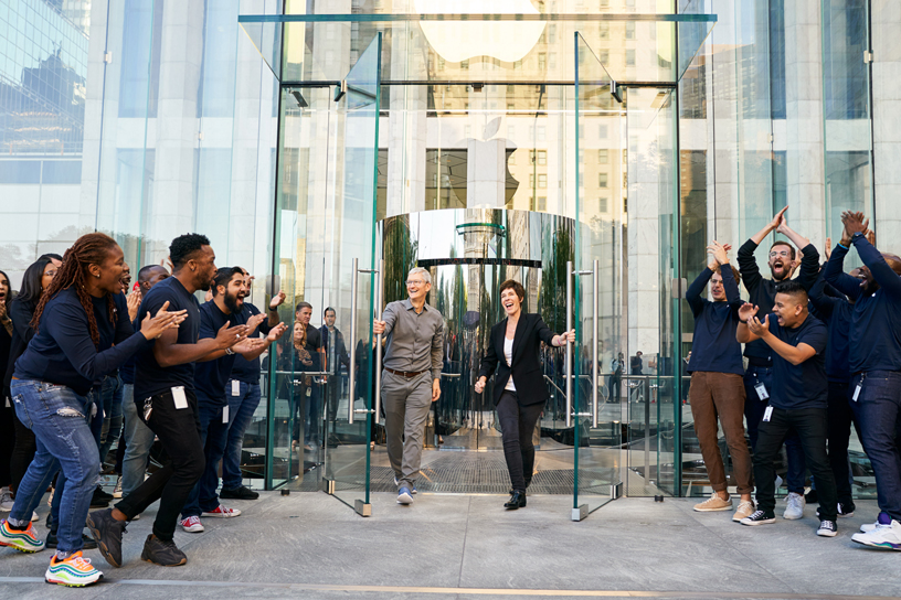 Tim Cook, Deirdre O’Brien and Apple team members at Apple Fifth Avenue.