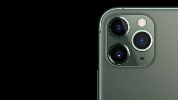 iPhone 11 Pro ved siden av animert tekst fra anmeldelser.