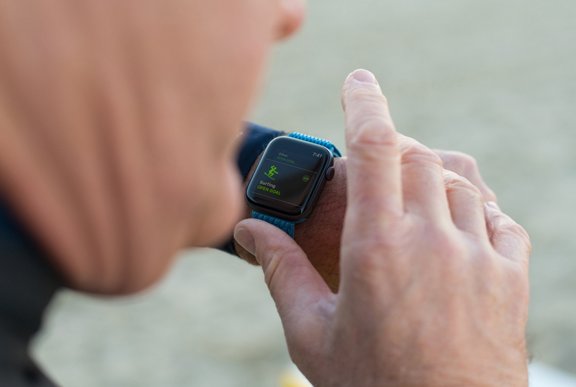 Apple Watch Series 4でサーフィンのワークアウトを始めるリーソン。