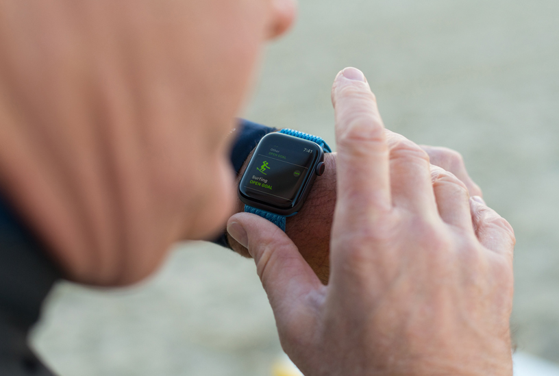 Leason comienza su sesión de surf con su Apple Watch Series 4.