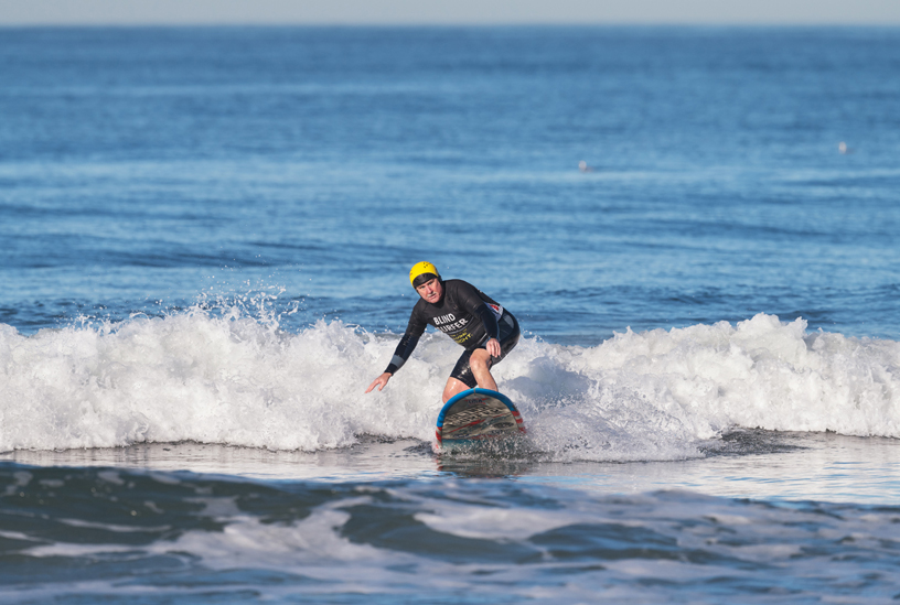 Scott Leason haciendo surf.