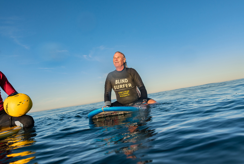 Scott Leason aguarda su primera ola en Mission Beach. 