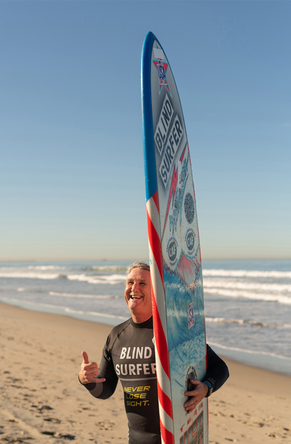 Scott Leason con su tabla longboard.