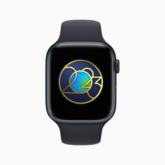 Le badge d’un prix en édition limitée pour la Journée mondiale de la Terre présenté sur une Apple Watch Series 8.