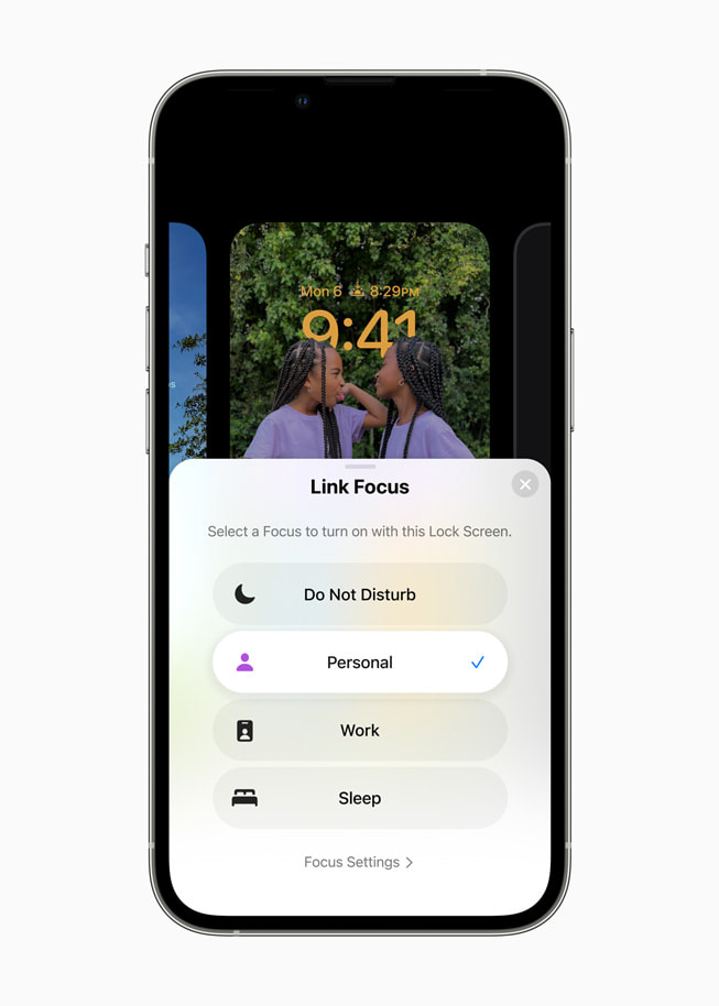 iOS 16’daki kişiselleştirilmiş bir Kilit Ekranı’nda Link Focus menüsü gösteriliyor.