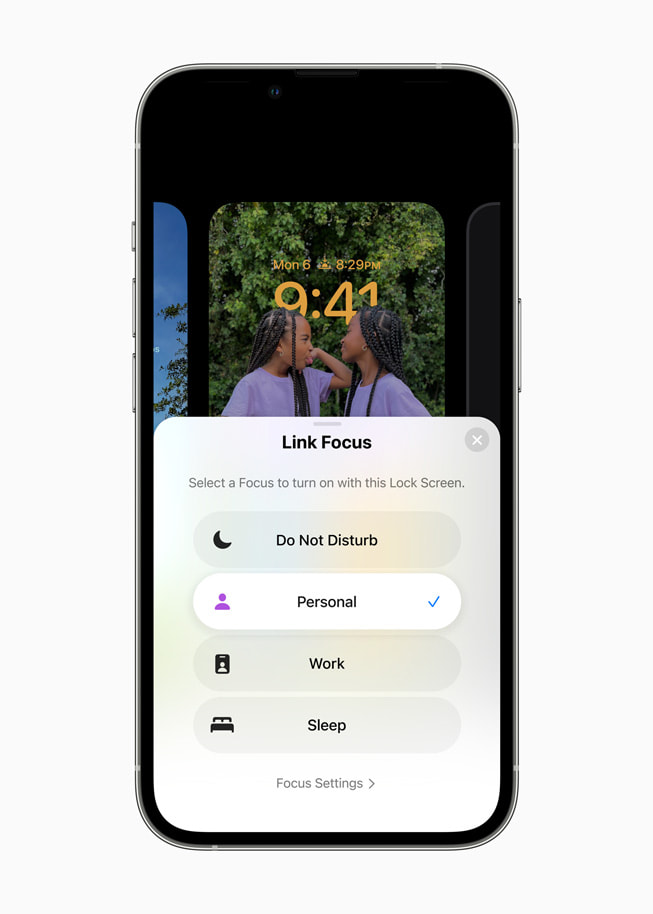 Ein personalisierter Sperrbildschirm in iOS 16 zeigt ein Link Fokus Menü.