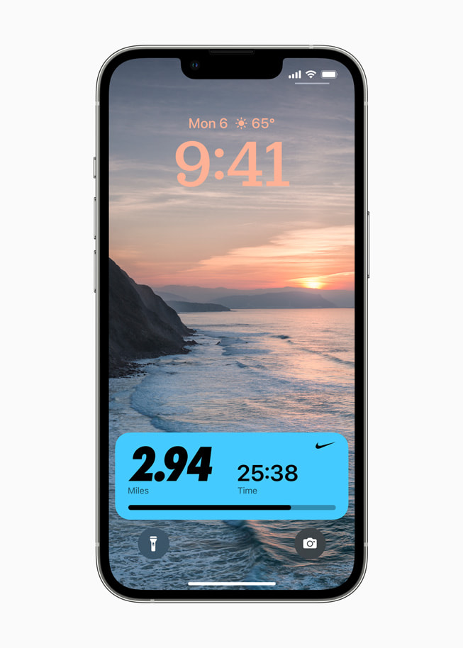 A personalized Lock Screen in IOS 16 shows a user’s Nike Run Club workout progress.