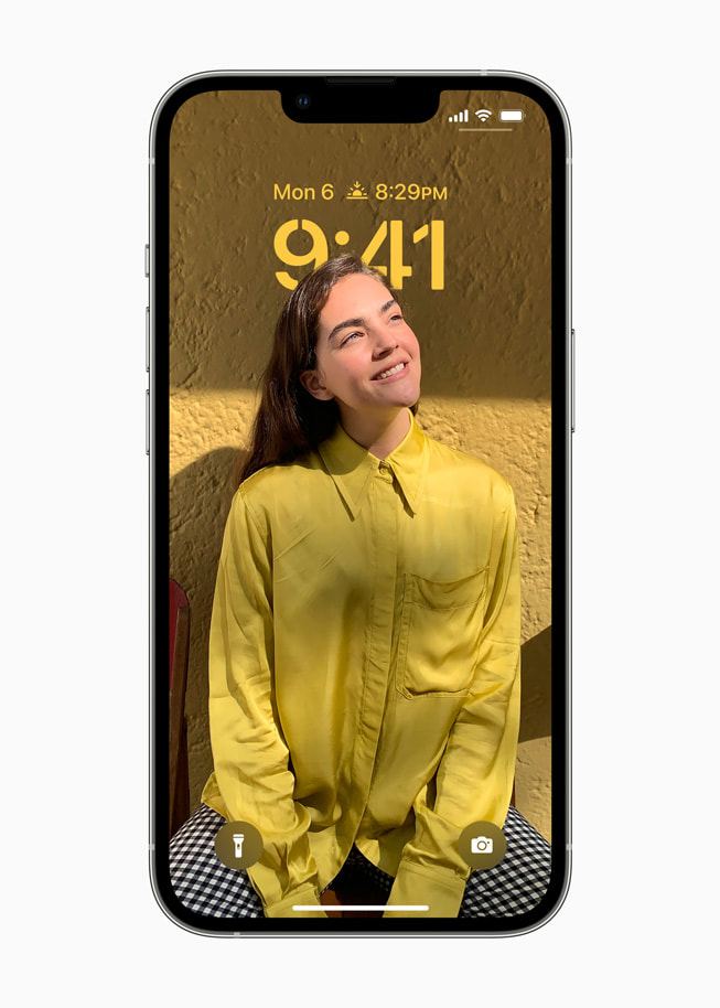 Gepersonaliseerd toegangsscherm in iOS 16 met een close-up van een vrouw en een meisje.