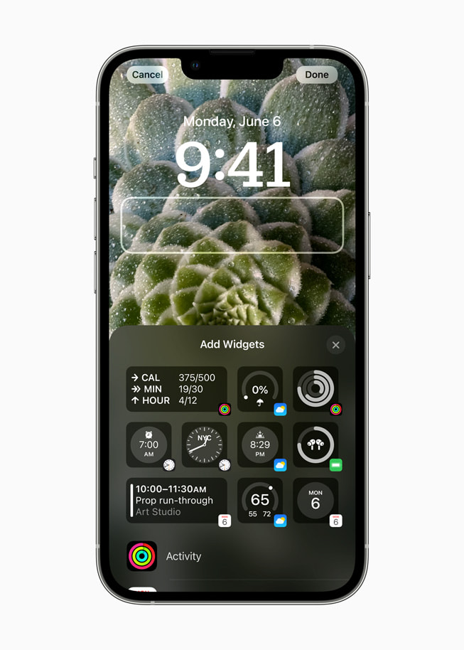 iOS 16’daki kişiselleştirilmiş Kilit Ekranı’nda bir dağın zirvesi gösteriliyor.