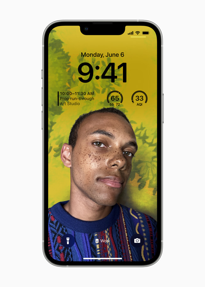 Un écran de verrouillage personnalisé d’iOS 16 affichant un chien et plusieurs widgets.