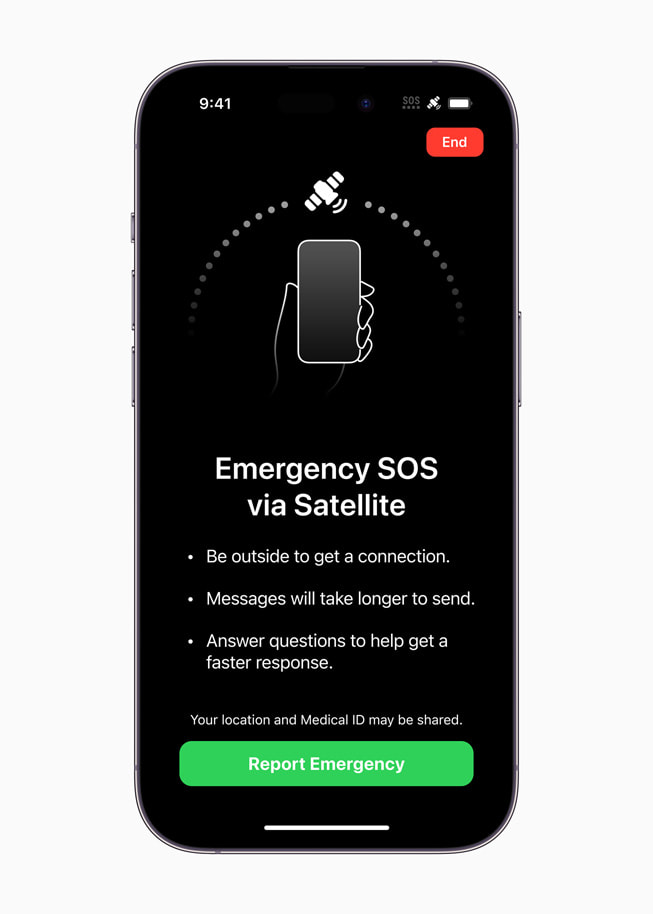 หน้าจอ iPhone ที่มีข้อความว่า "SOS ฉุกเฉินผ่านดาวเทียม" ซึ่งแนะนำให้ผู้ใช้อยู่กลางแจ้งเพื่อรับการเชื่อมต่อ เตือนว่าการส่งข้อความอาจใช้เวลานาน และแจ้งผู้ใช้ให้ตอบคำถามเพื่อจะได้รับการตอบกลับที่เร็วขึ้น