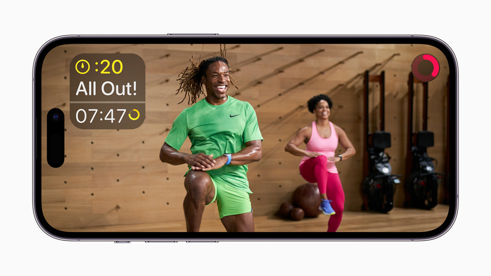 Um treinador Apple Fitness+ conduz um treino.
No final deste outono, pela primeira vez, o Fitness + estará disponível para todos os usuários do iPhone se inscreverem e aproveitarem nos 21 países em que é oferecido, mesmo que não tenham um Apple Watch.
